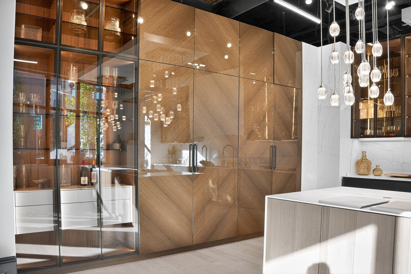 Choosing the Right Bulb for Glass Fixtures: Color Temperature, Dimming, and Glow